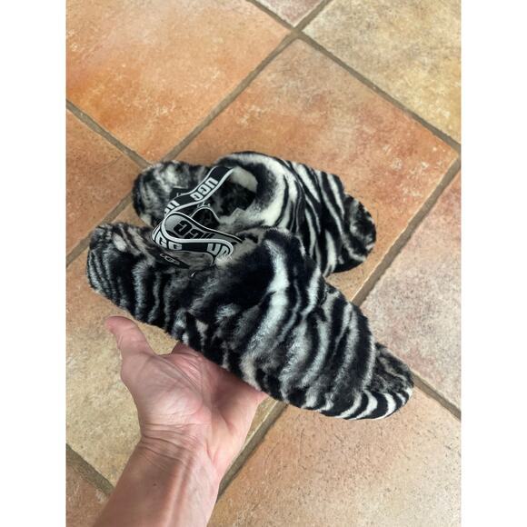 UGG Fluff Yeah Zebra Fur
Sandals Women Size 10 - Picture 1 of 5